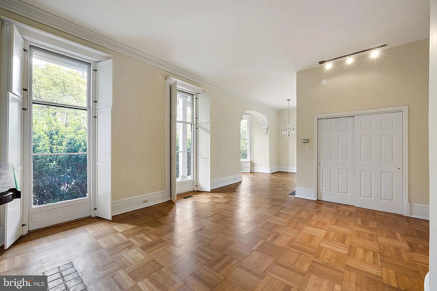 2 bed, 1.0 bath, 1325 sqft, $2,395 — Photo 4
