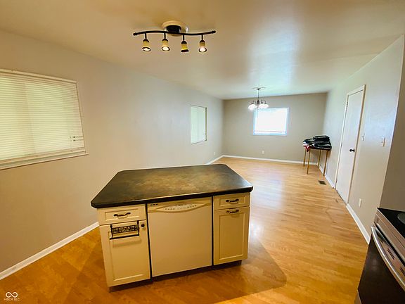 4th image of 818 W 11th St