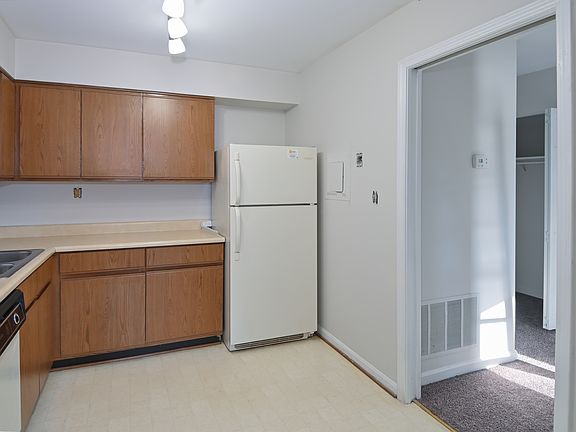 5th image of 531 W Ormsby Ave APT 5