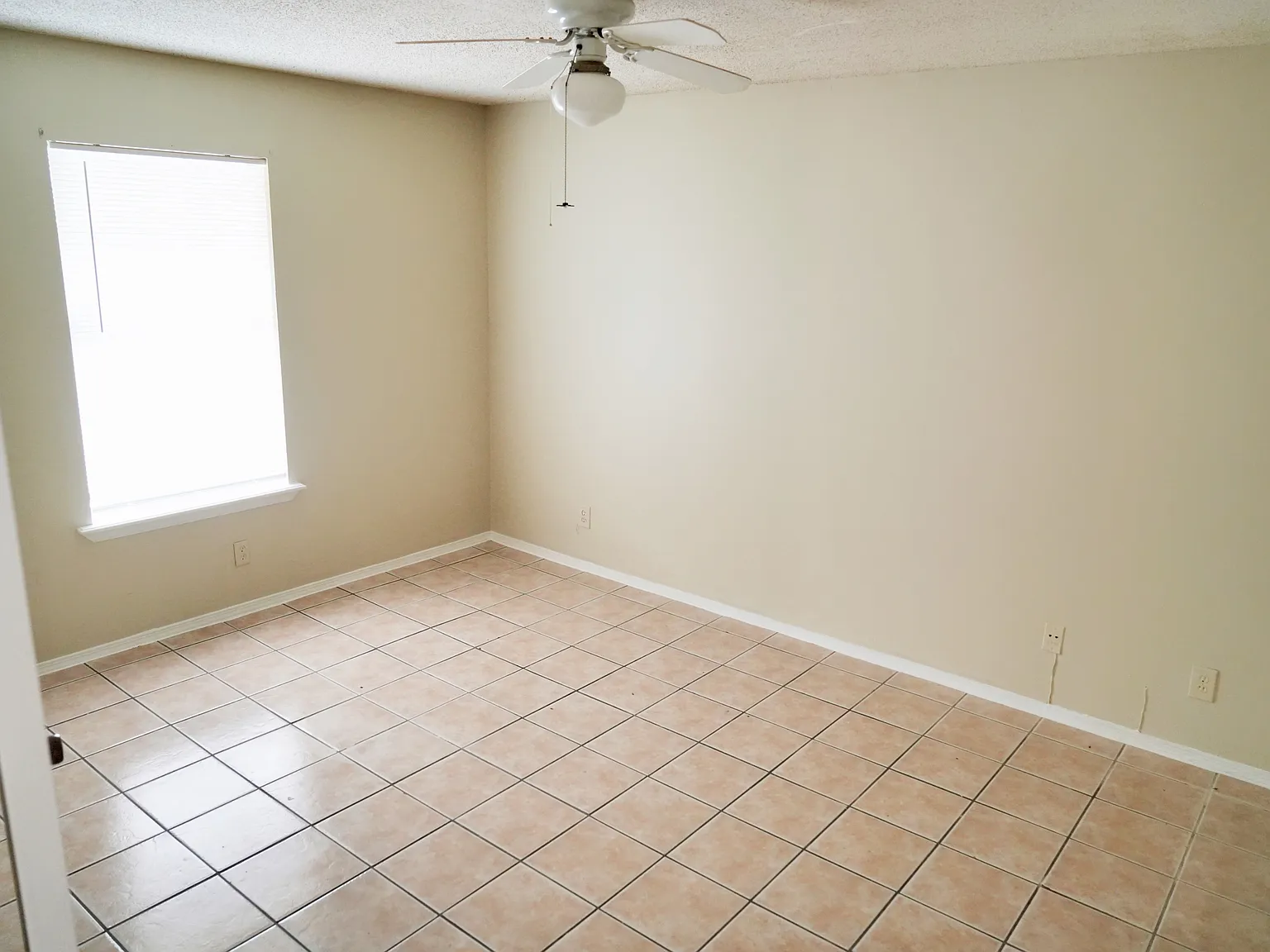 3 bed, 1200 sqft, $1,525 — Photo 4