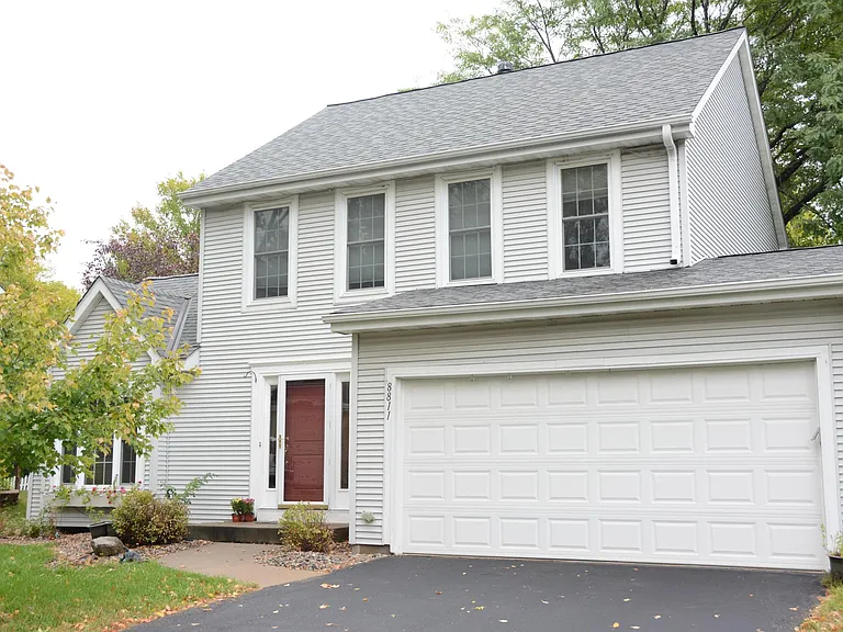 8811 Hawthorne Dr — Photo 1