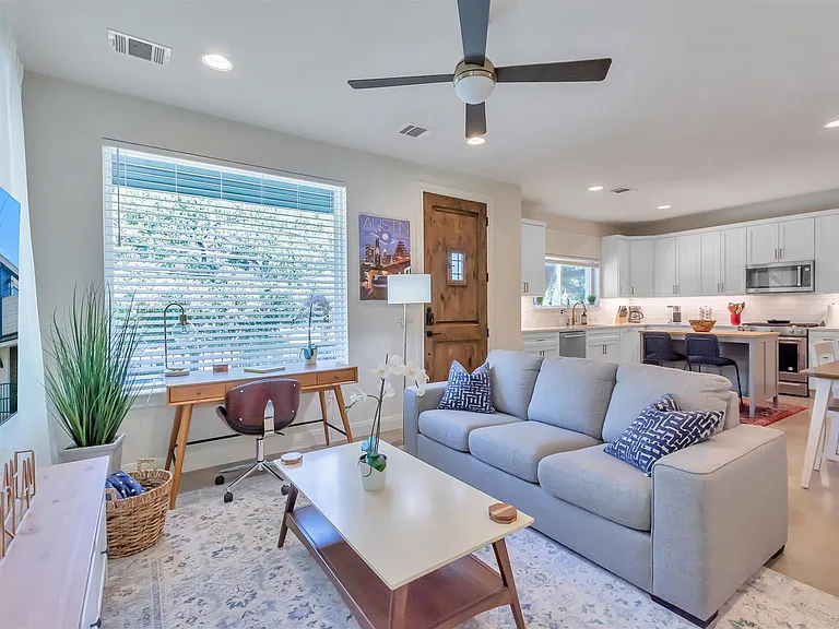 1101 Summit St #2 — Photo 1