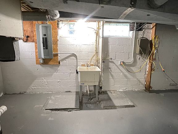 3rd image of 16703 Stockbridge Ave