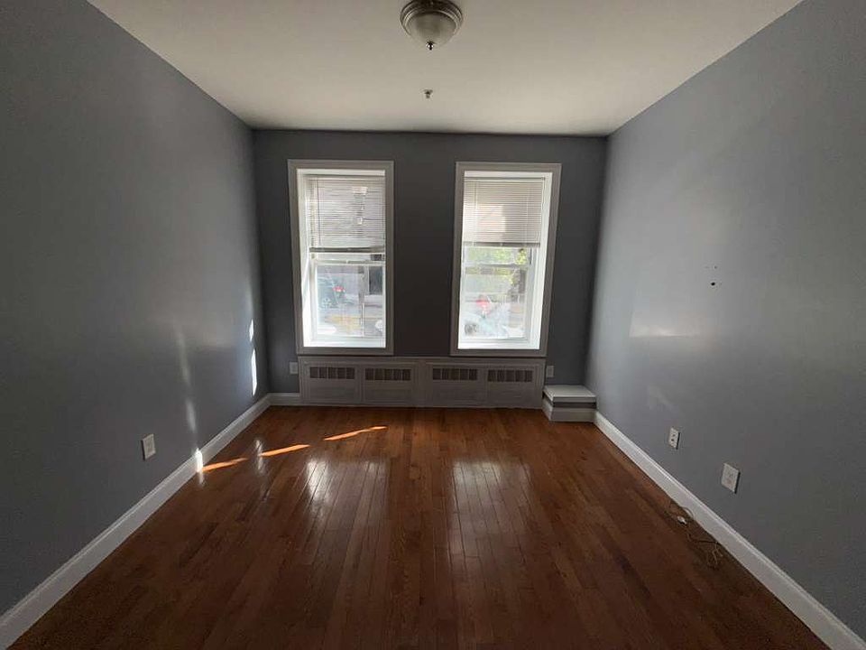2nd image of 808 22nd St #11E