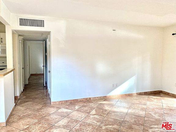 3rd image of 18350 Hatteras St APT 119
