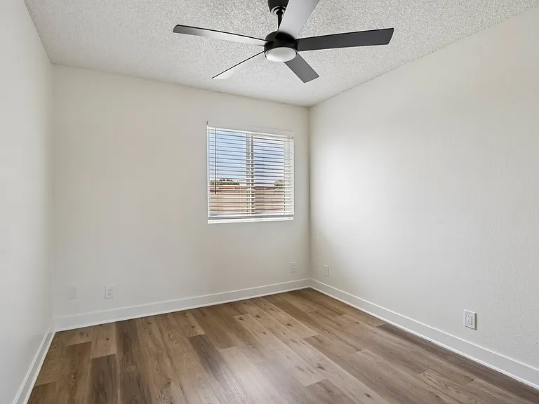 558 N Kenmore Ave #204 — Photo 10