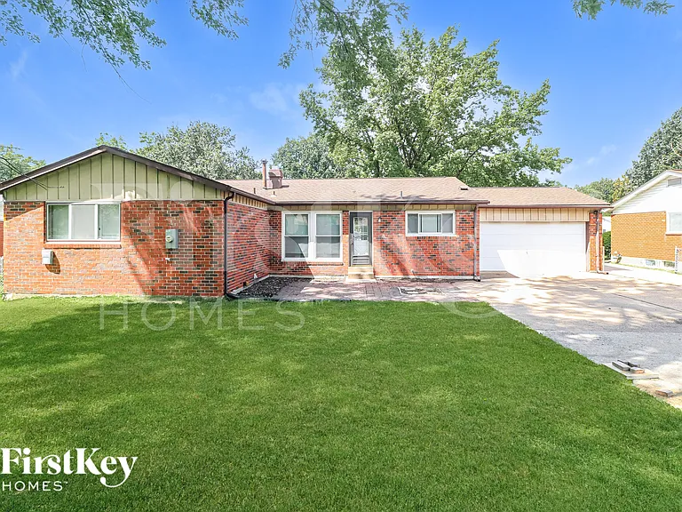2110 Somerset Dr — Photo 1