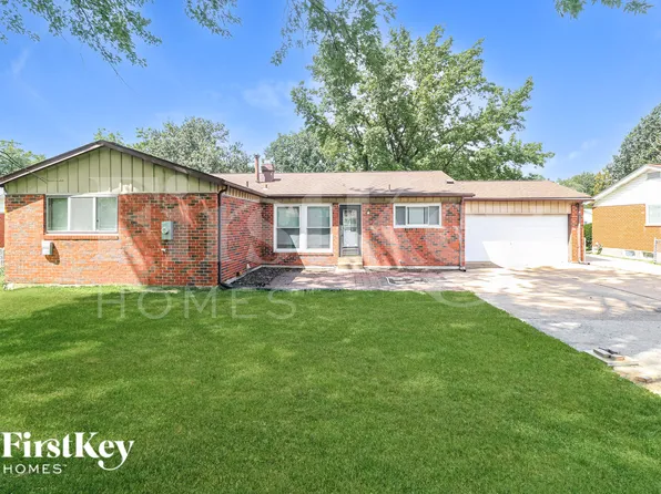 2110 Somerset Dr, Florissant, MO 63033
