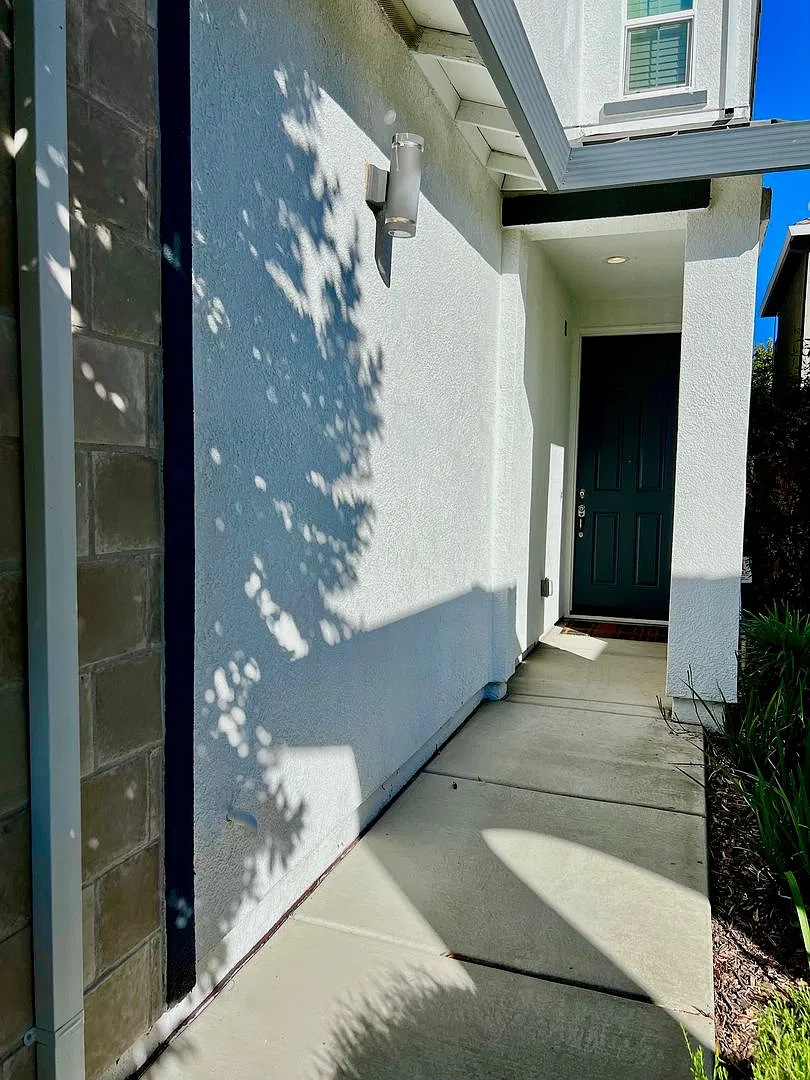 Clean 3 Bedroom 2-1/2 Bathroom Bi-Level Sacramento Home For Lease — Photo 2