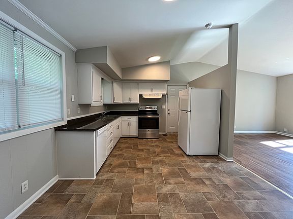 3rd image of 324 Becklea Dr