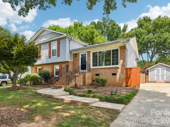 318 Red Roan Pl, Charlotte, NC 28215
