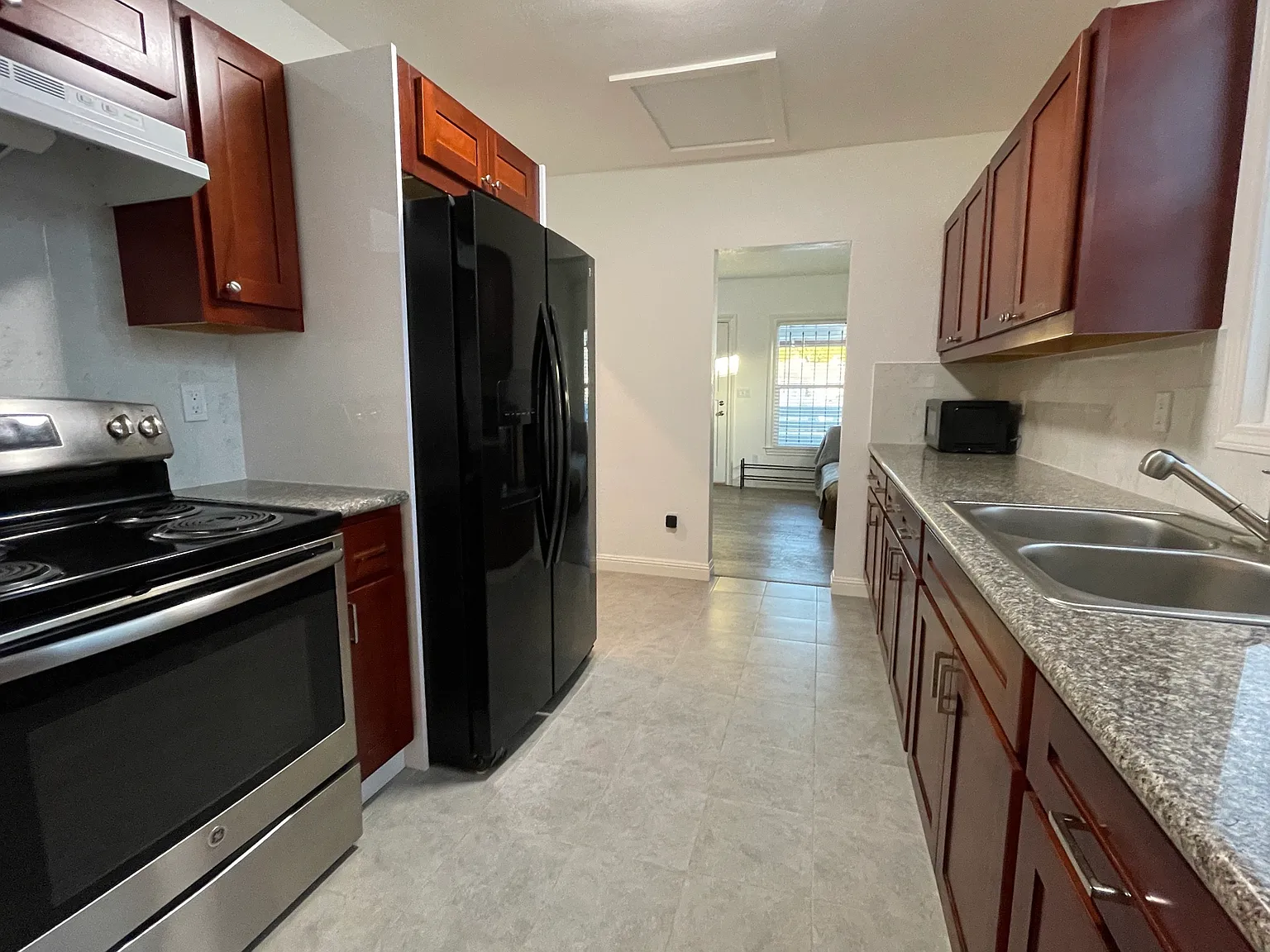 4 bed, 1000 sqft, $2,800 — Photo 3