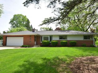 3320 Sleepy Hollow Ln, Brookfield, WI 53005