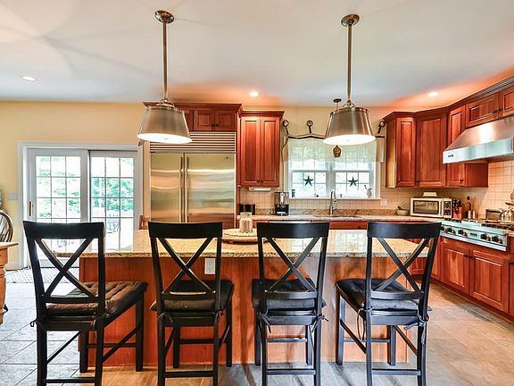 5th image of 11 Cortland Ln