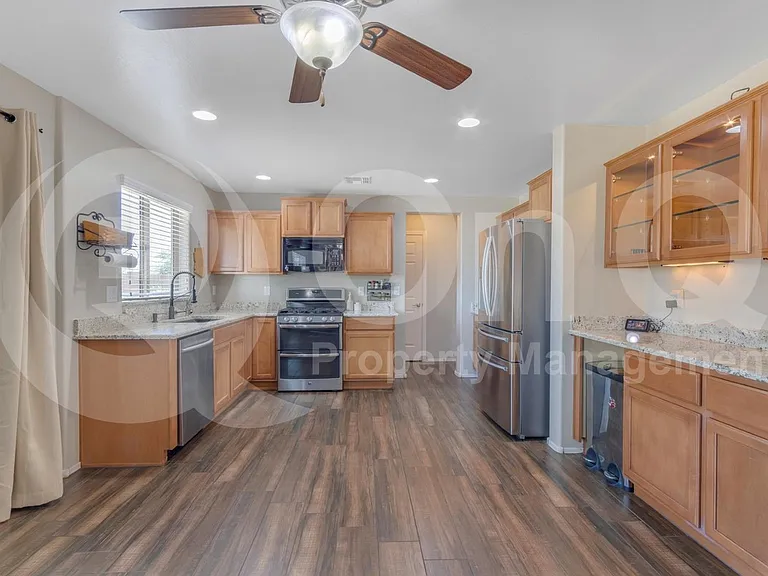 2561 N Hawthorn Dr — Photo 18