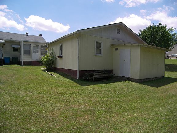 detached garage / shop