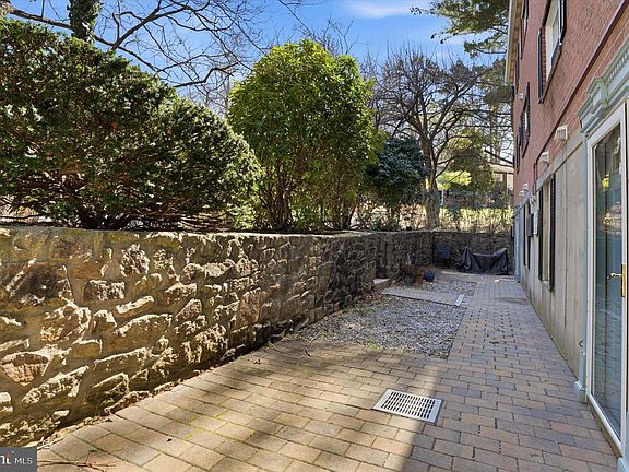 3rd image of 207 Walnut Hill Rd APT B1