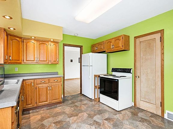 3rd image of 502 N 41st Ave W