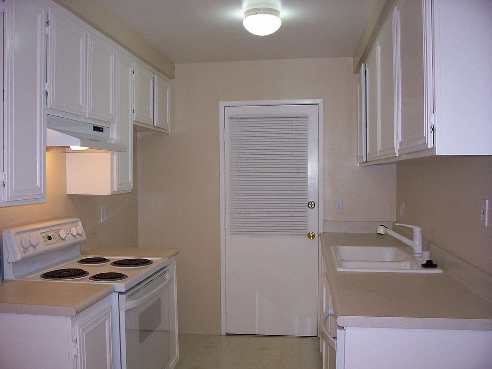 2nd image of 2561 Tiller Ave