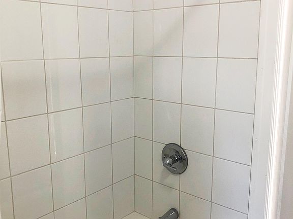 5th image of 101 S Cordova St APT 6