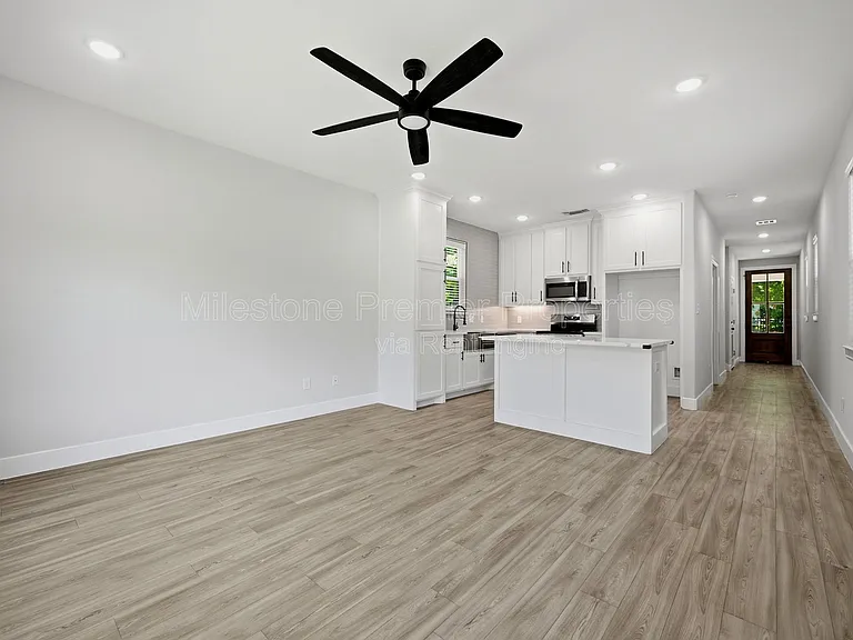 931 W Collins St — Photo 6