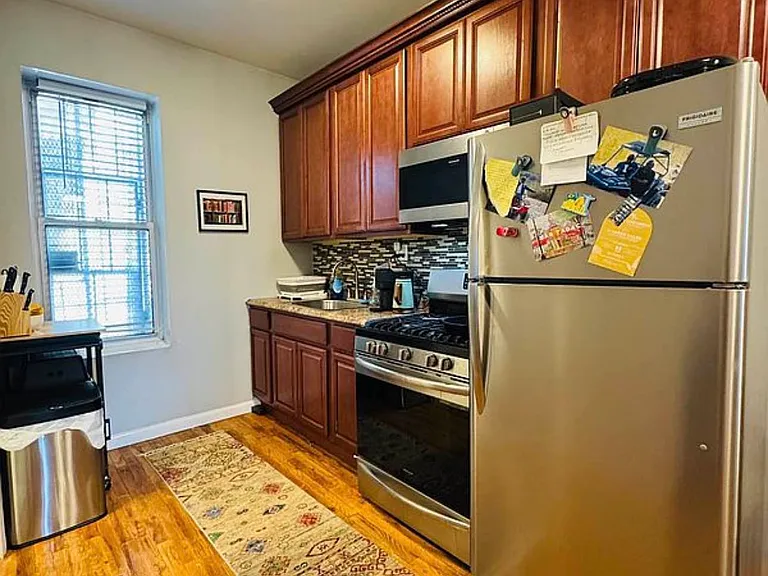 667 Henry St #2R — Photo 2
