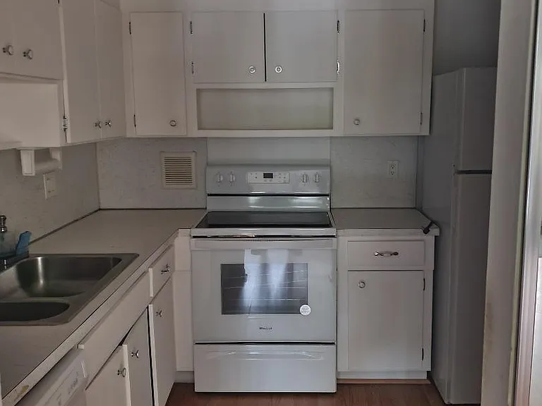 110 Stratford E #H — Photo 6