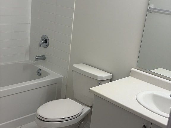 5th image of 237 Lindsay St N