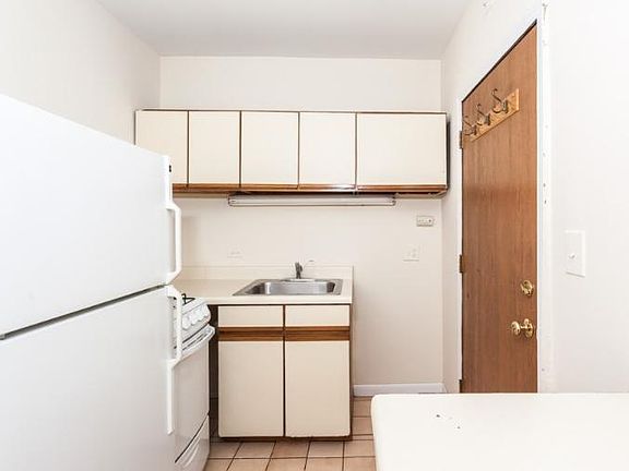 4th image of 815 W Cornelia Ave #317