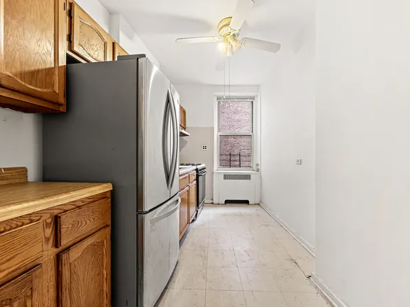 601 Pelham Parkway North image 13 of 22