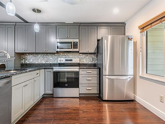 5th image of 637 Drake Ln N