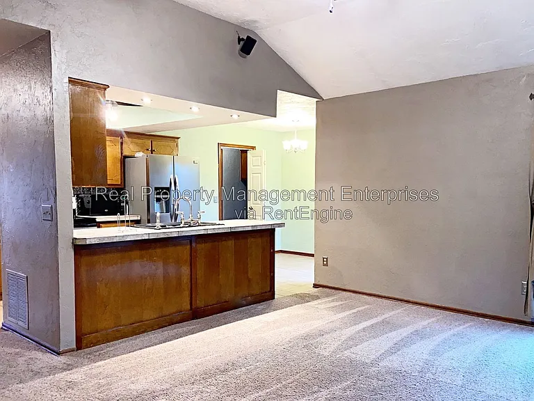 204 W 10th St — Photo 21