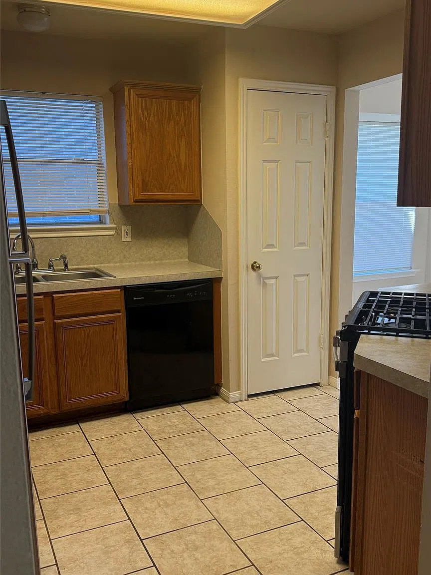 3 bed, 2.0 bath, 1412 sqft, $1,800 — Photo 4