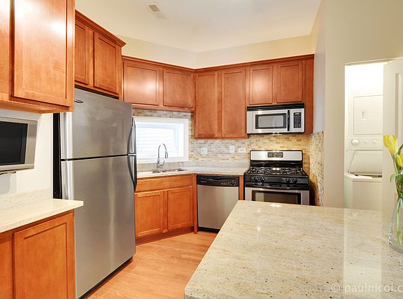 5th image of 3705 N Lakewood Ave APT 1R
