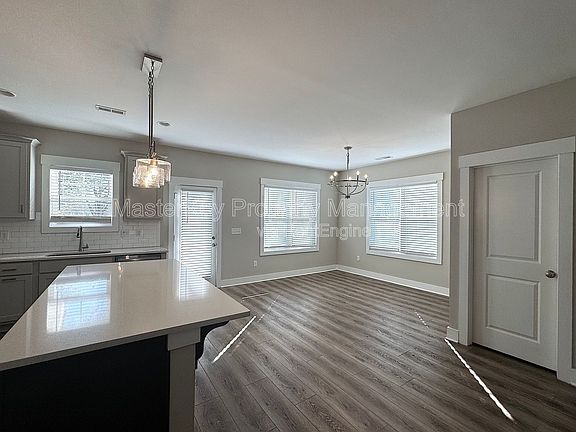 4th image of 102 N Dunn St