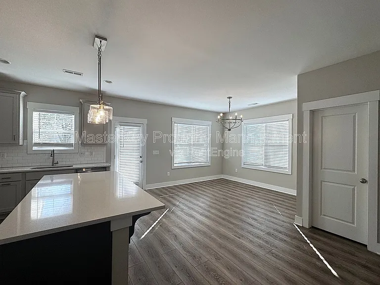 102 N Dunn St — Photo 4