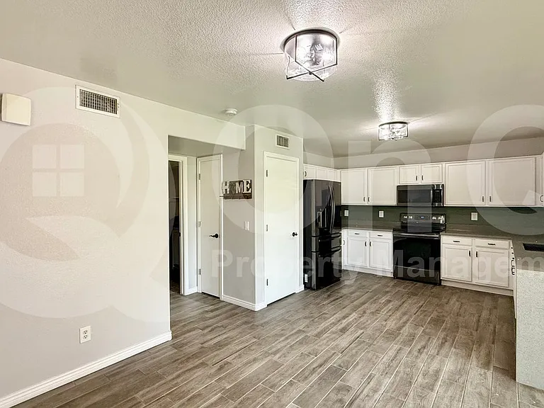 3610 N 106th Ave — Photo 6