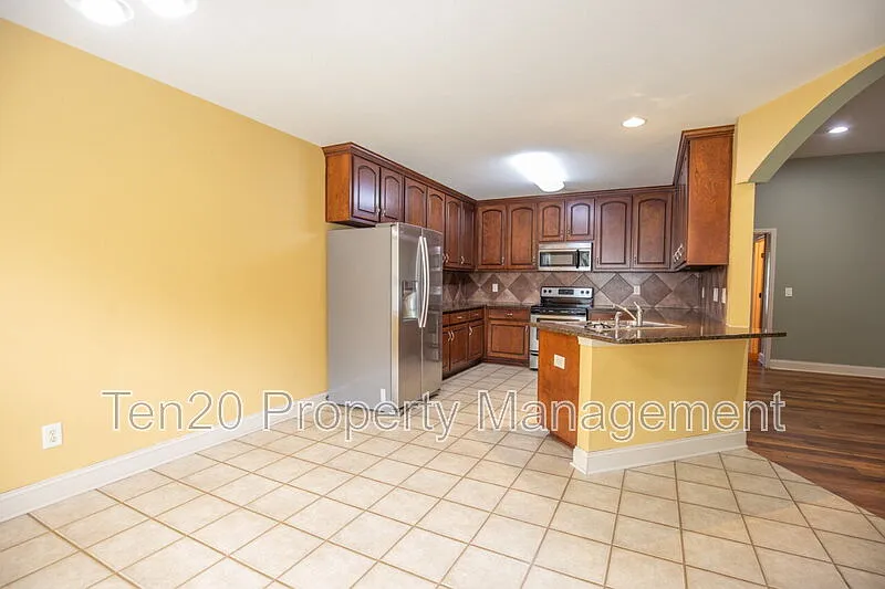4 bed, 2.0 bath, 2400 sqft, $1,900 — Photo 4