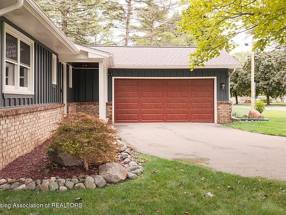 2nd image of 1064 Woodside Dr