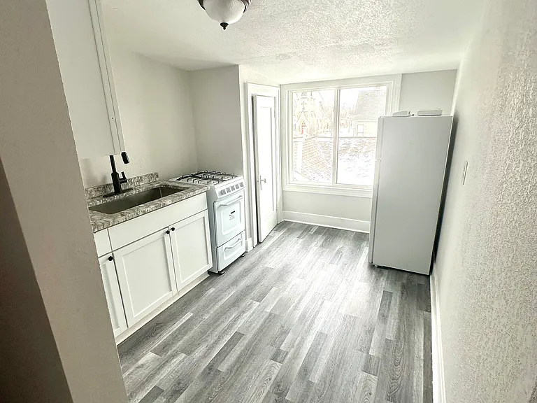 704 N Grant St #8 — Photo 3