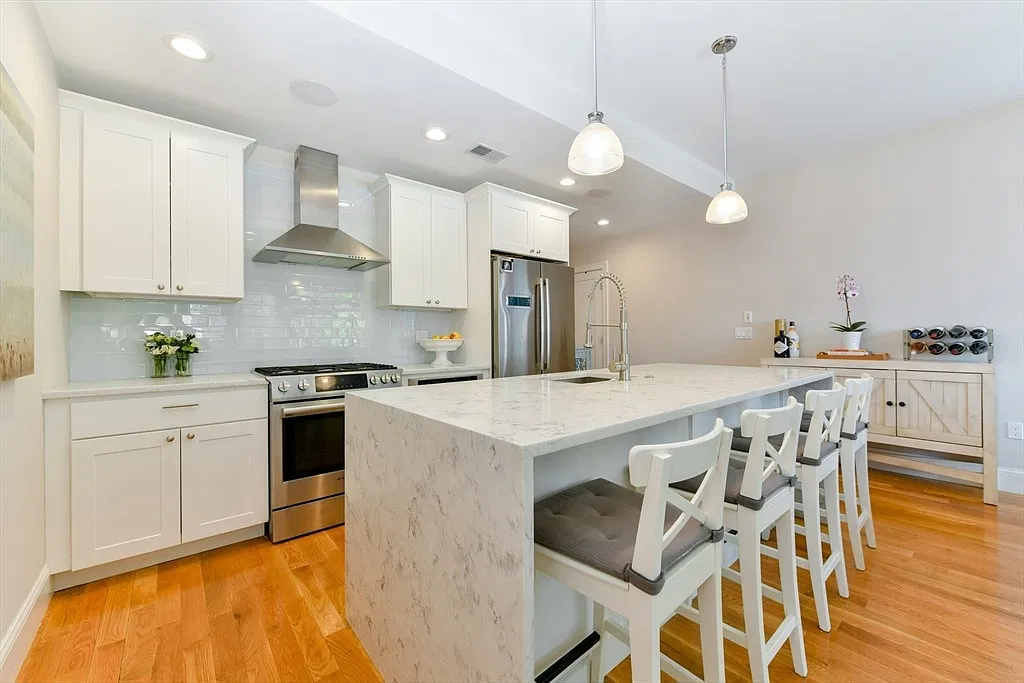2 bed, 1031 sqft, $4,300 — Photo 1