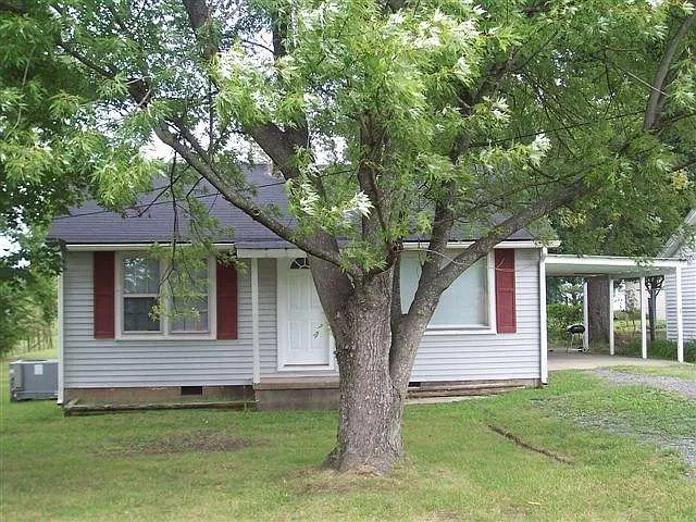 3 bed, $1,300 — Photo 1
