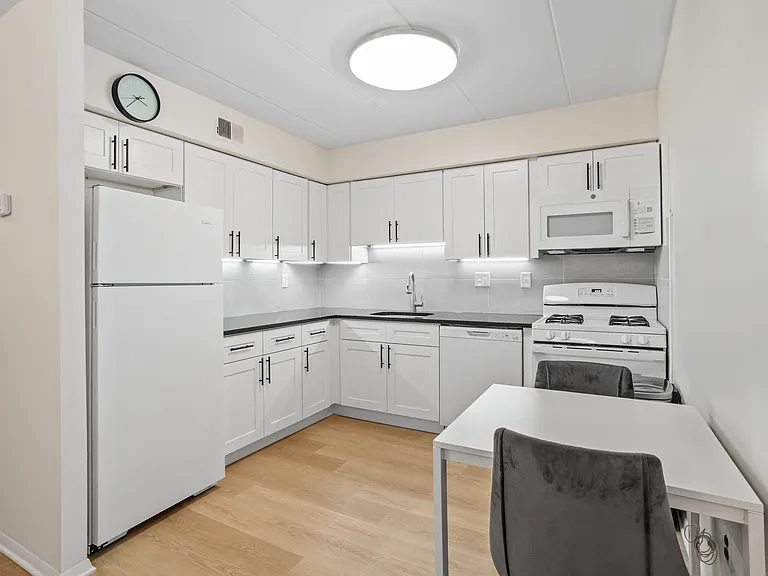 Ambassador Apartments — Photo 55