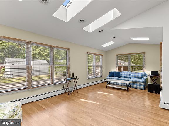 3rd image of 6037 Jerrys Dr