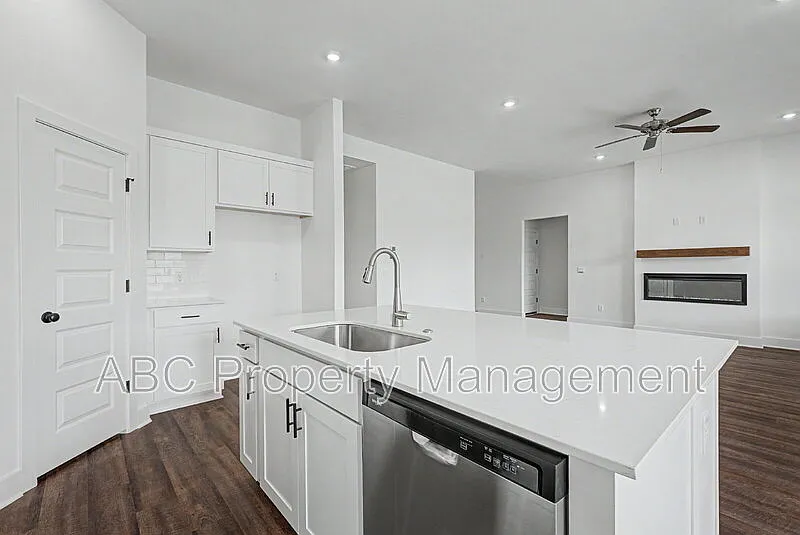 Building Photo - 512 W Canada Dr