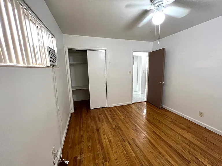 1215 The Strand — Photo 12