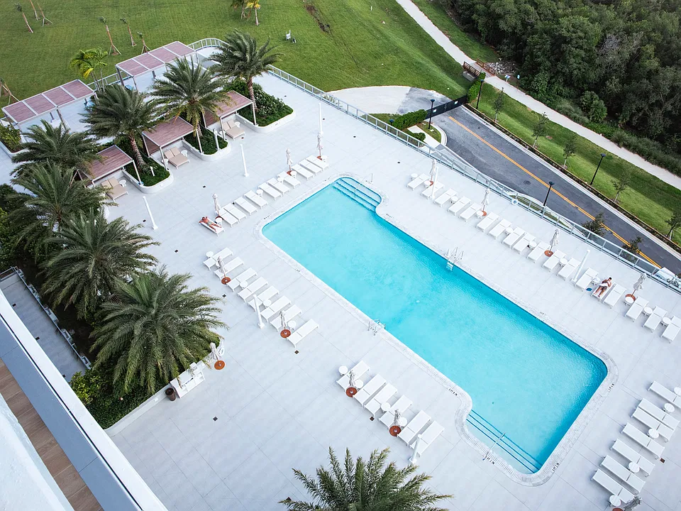 2411 Laguna Cir