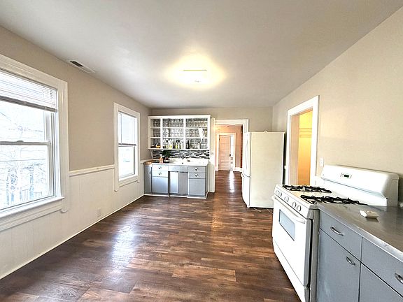 3rd image of 919 Starkweather Ave #Up