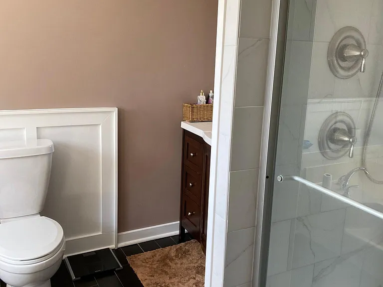 Master bath (tub to the left)