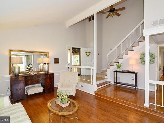High ceilings, open floorplan!
